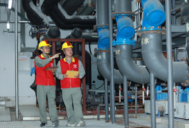 國(guó)網(wǎng)湖北電力員工在武穴第一人民醫(yī)院巡視中央空調(diào)主機(jī)設(shè)備。鄂殿攝