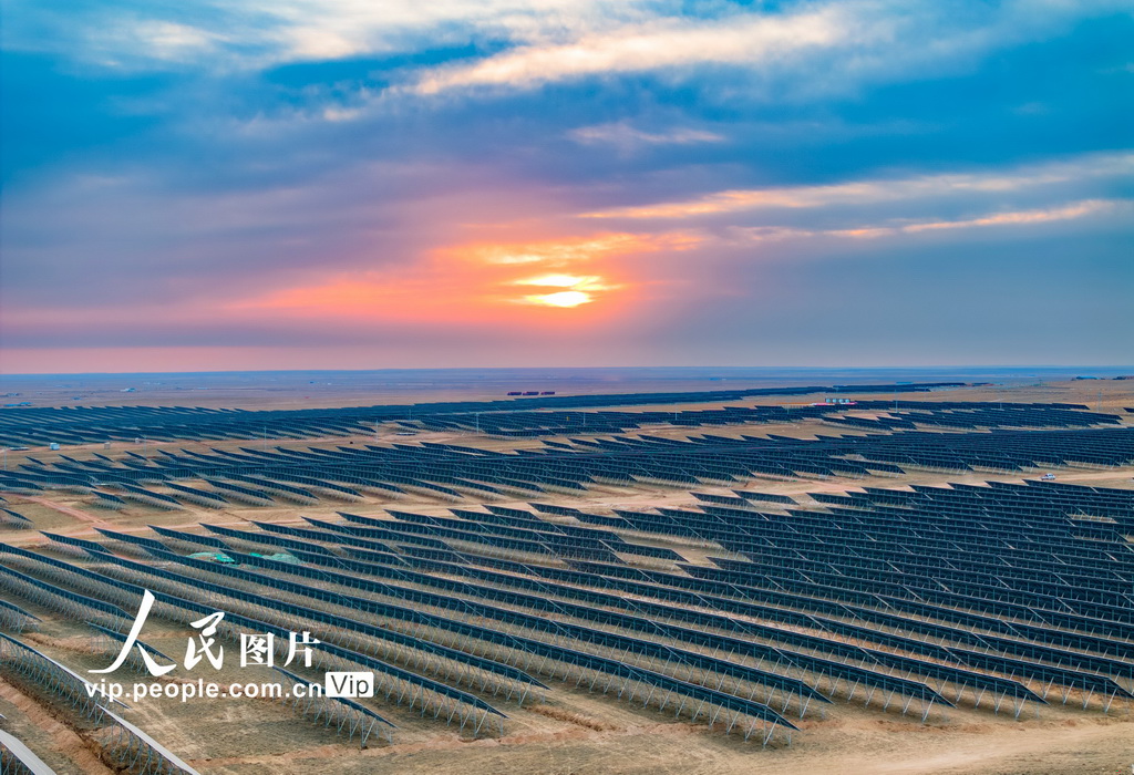 2023年11月11日，內(nèi)蒙古自治區(qū)鄂爾多斯市，蒙西鄂爾多斯采煤沉陷區(qū)400萬千瓦新能源大基地。