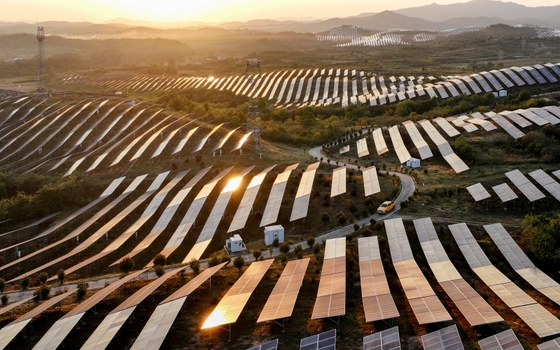 國(guó)網(wǎng)湖北電力員工巡檢黃岡市紅安縣信義110千伏光伏發(fā)電項(xiàng)目上網(wǎng)輸電線路。豐俊攝