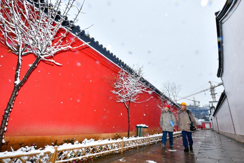 國網(wǎng)武義縣供電公司組織員工來到武義縣文廟，對(duì)供電線路進(jìn)行巡檢。徐若婷攝