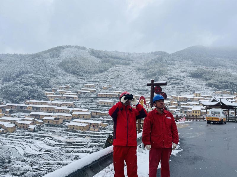 國網(wǎng)遂昌縣供電公司員工對(duì)高海拔山區(qū)線路利用無人機(jī)、紅外測(cè)溫對(duì)易覆冰線路、設(shè)備進(jìn)行全方位監(jiān)測(cè)巡視，保障高山群眾溫暖過冬。祝靈瀟攝