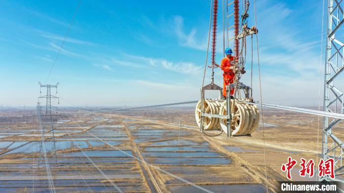 山西：電力人員近百米高空“穿針引線”