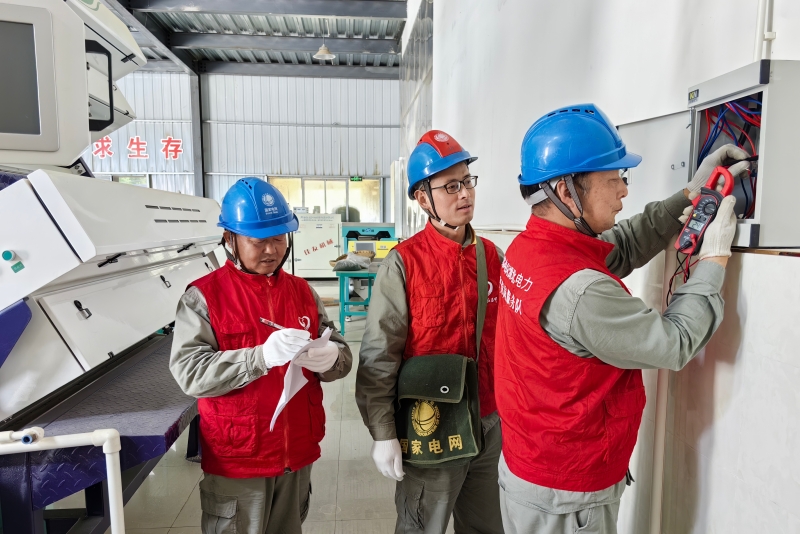 國網(wǎng)竹溪縣供電公司中峰供電所“鄂電紅馬甲”上門對中峰鎮(zhèn)樂園村茶廠進行義務(wù)檢修用電設(shè)備?？掠聰z