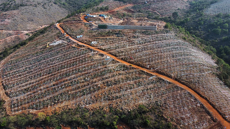 玉溪元江邑拉75MW農(nóng)光互補光伏項目施工現(xiàn)場一片繁忙。李金龍攝