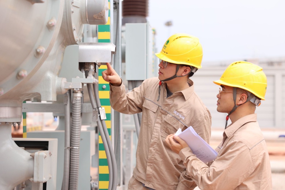 國網德陽供電公司生產籌備組人員在德陽南500千伏變電站開展設備驗收工作。楊劉欣供圖