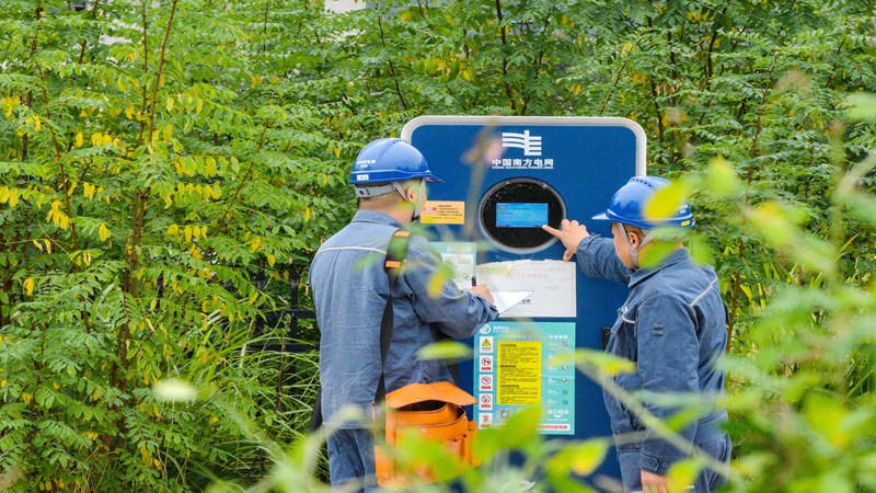 貴州電網(wǎng)公司凱里供電局工作人員檢查充電樁運行情況。楊啟志 攝