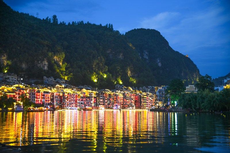 夜幕下的鎮(zhèn)遠(yuǎn)古城與?陽(yáng)河相互映襯，美輪美奐。潘希來(lái) 攝