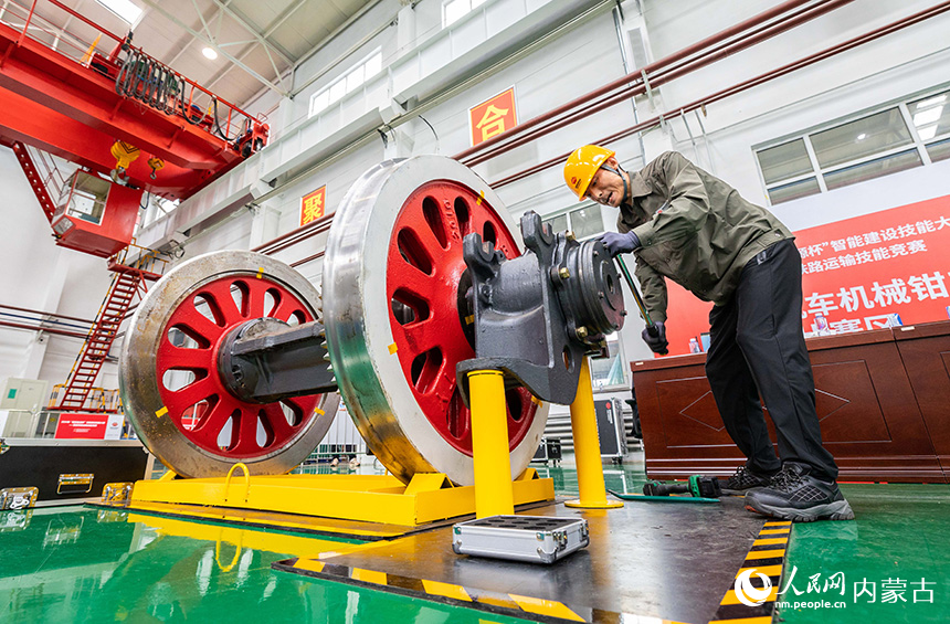 “國家能源杯”智能建設技能大賽——智能鐵路運輸技能競賽現(xiàn)場，選手參加電力機車機械鉗工項目比賽。丁根厚攝