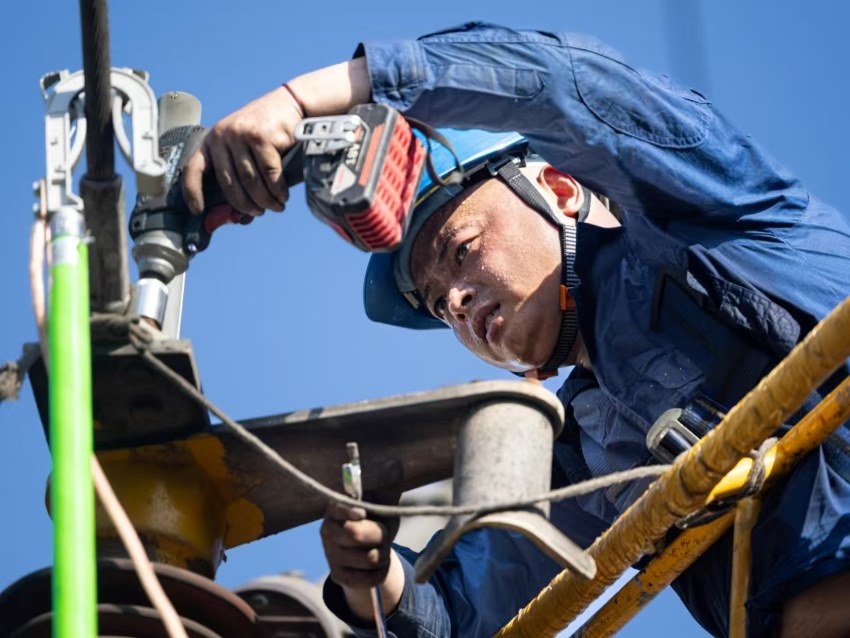 國網(wǎng)雅安供電公司員工在高溫天氣下處理設(shè)備故障。曹頎攝