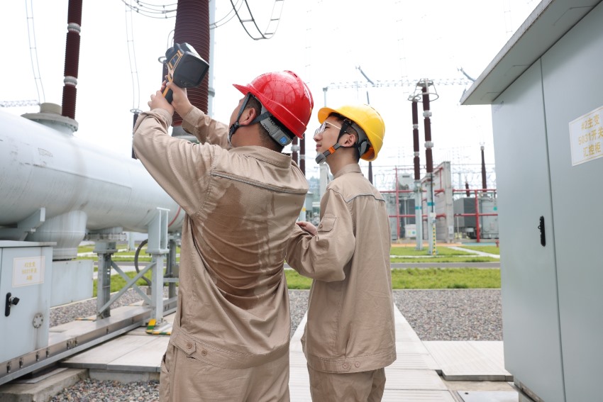 工作人員對站內(nèi)重點(diǎn)保電線路開展紅外測溫。肖力姝攝