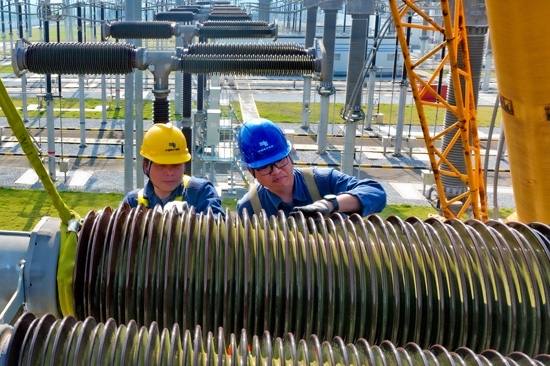 近日，南方電網(wǎng)廣西南寧供電局500千伏邕州變電站，變電一所技術(shù)人員正在對(duì)變電站設(shè)備進(jìn)行檢修。馬華斌攝