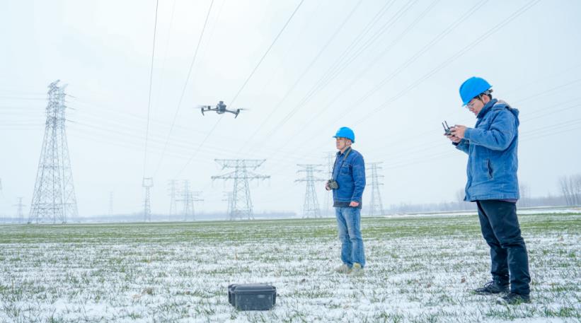 1月19日，國(guó)網(wǎng)濉溪縣供電公司護(hù)線人員開展無人機(jī)精細(xì)化巡視。儲(chǔ)運(yùn)濤攝