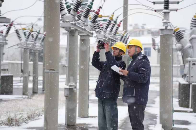 1月20日，國(guó)網(wǎng)滁州供電公司運(yùn)維人員在天長(zhǎng)市110千伏城南變電站開展巡視測(cè)溫。金默涵攝