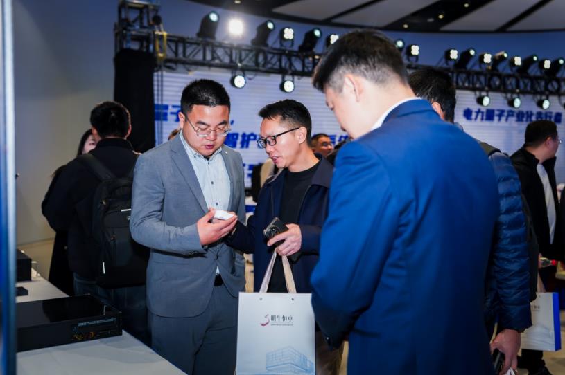參會(huì)人員在現(xiàn)場(chǎng)就量子產(chǎn)品的性能和設(shè)計(jì)進(jìn)行交流探討。