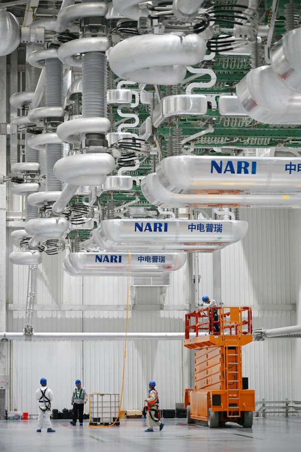 檢修人員在渝北換流站進(jìn)行閥廳清潔準(zhǔn)備工作。張弛攝