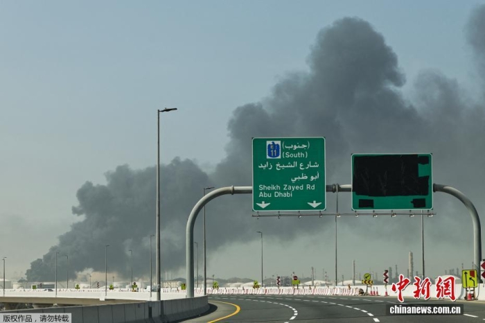 資料圖：3月1日，阿聯(lián)酋迪拜多處地點發(fā)生爆炸，冒起濃煙。據(jù)外媒報道，美國和以色列對伊朗發(fā)動空襲后，美國在巴林、約旦、卡塔爾、科威特、阿聯(lián)酋和沙特阿拉伯的軍事基地遭到襲擊。