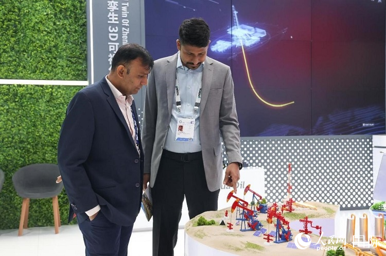 觀眾在了解中企產品。人民網(wǎng)記者任皓宇攝