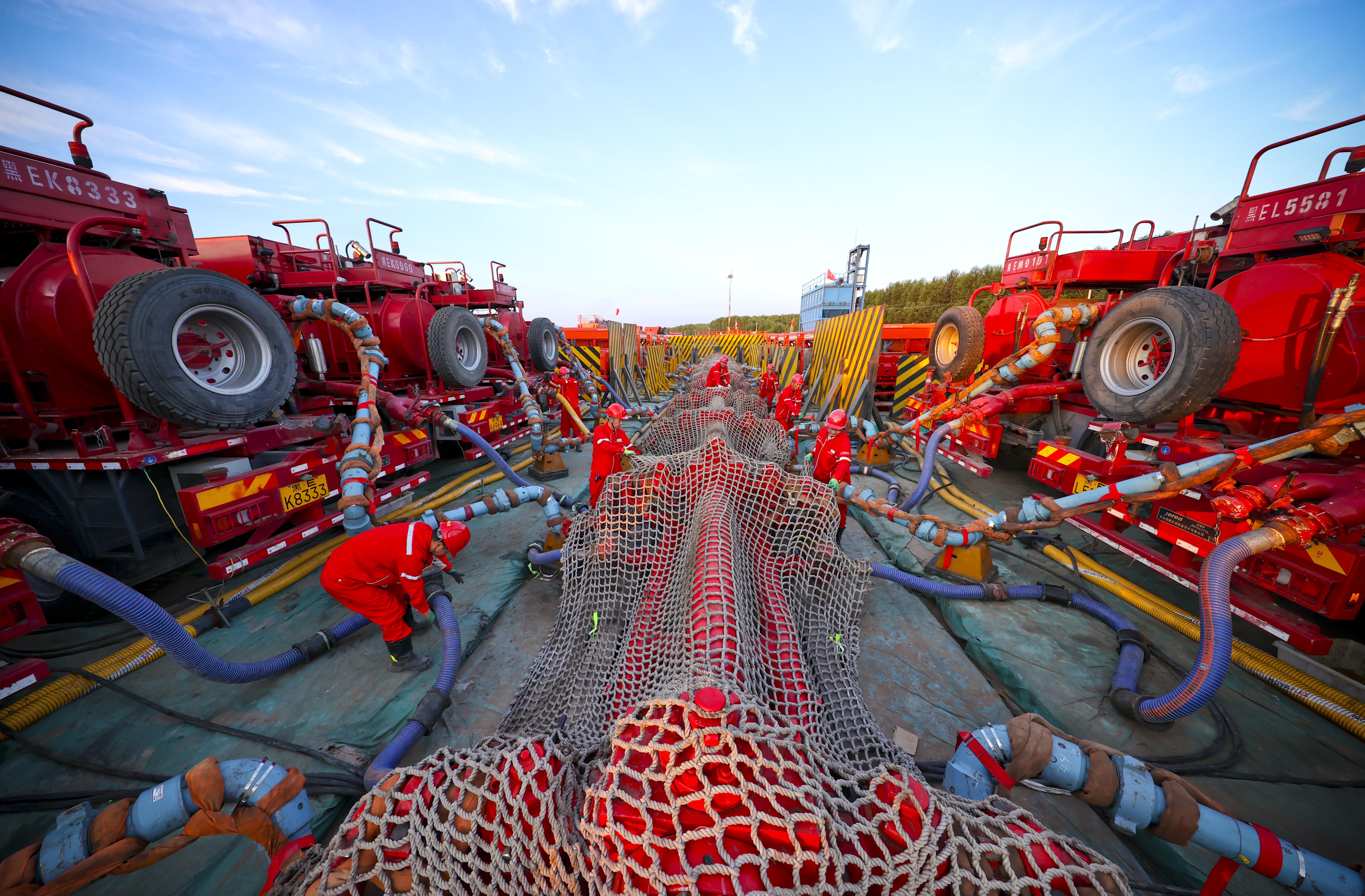 井下作業(yè)分公司壓裂大隊(duì)泵工正在古龍頁(yè)巖油進(jìn)行高壓件維護(hù)保養(yǎng)  許書晨攝 2.JPG