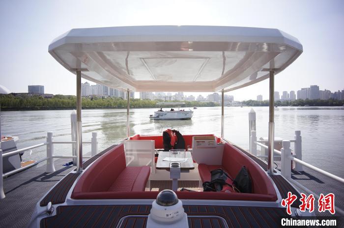 一鍵離港、無人駕駛游客體驗天津首批電動智能游艇