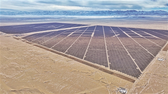 圖為光伏發(fā)電現(xiàn)場(chǎng)。