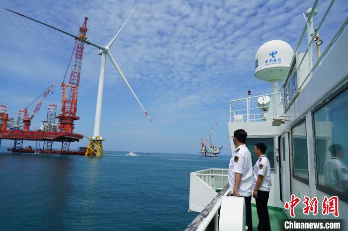 福建海事局海事執(zhí)法人員現(xiàn)場(chǎng)保障全球首臺(tái)16兆瓦海上風(fēng)電機(jī)組吊裝?！「＝êＪ戮止﹫D