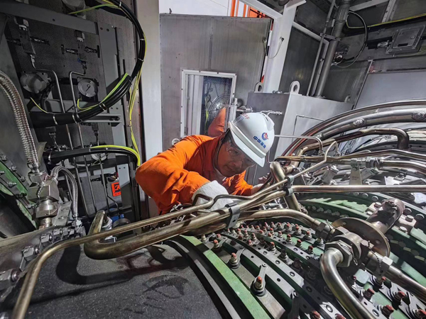 陸豐8-1平臺員工對“太行7”燃氣輪機進行檢查。受訪者供圖