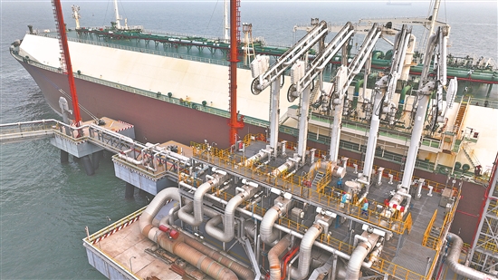 圖為“阿爾達夫那”輪靠泊唐山LNG接收站，開始接卸作業(yè)。 金添 攝
