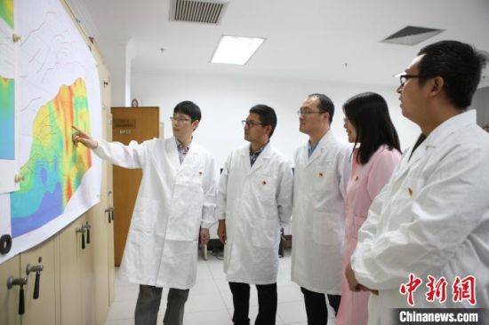 江蘇油田低品位儲量升級項目組人員在研究致密油效益開發(fā)。張進 攝