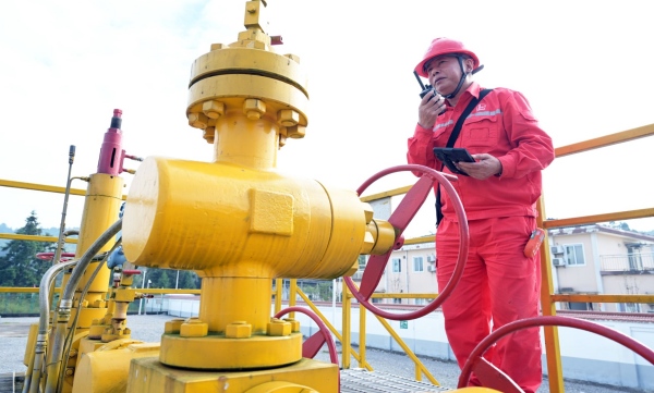 涪陵頁巖氣田采氣員工巡查氣井生產(chǎn)情況。涪陵頁巖氣公司供圖