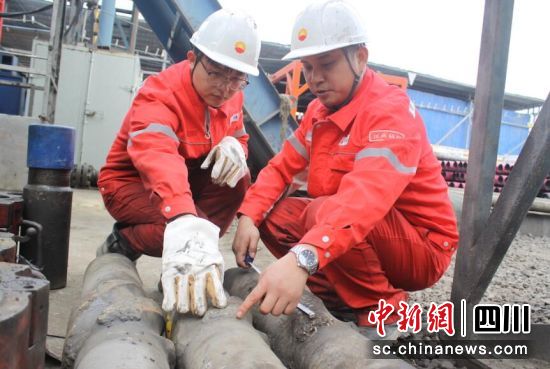 鉆井隊(duì)員工正在進(jìn)行鉆具檢查。川慶鉆探 供圖