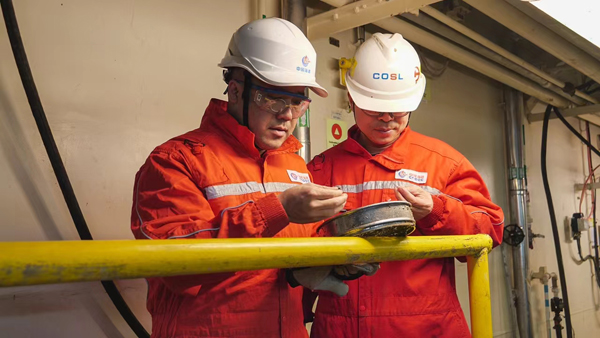 現(xiàn)場作業(yè)人員正在檢查巖屑樣本。受訪者供圖