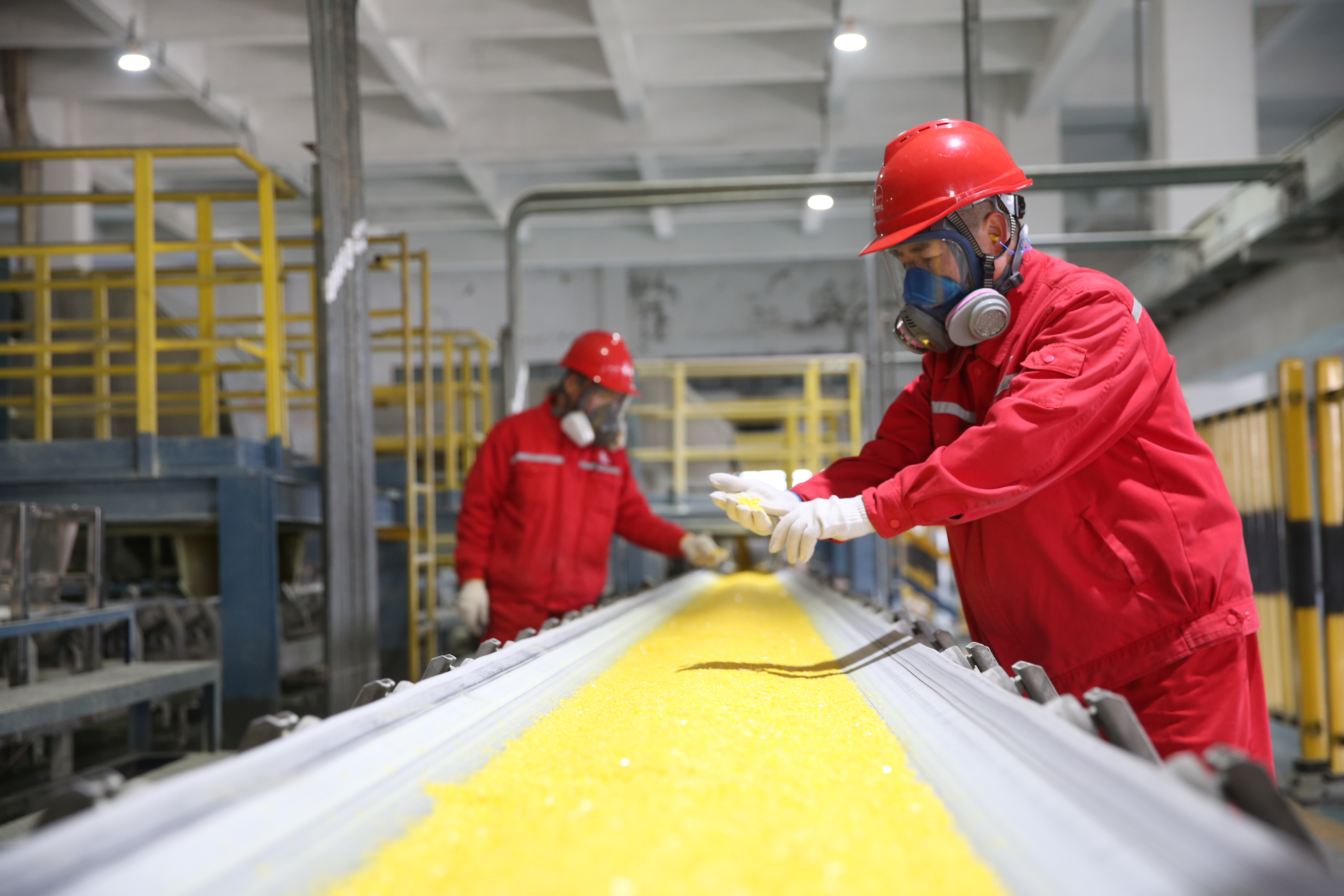 元壩凈化廠硫黃車間員工在生產(chǎn)線檢查硫黃質(zhì)量。袁鵬 攝.JPG