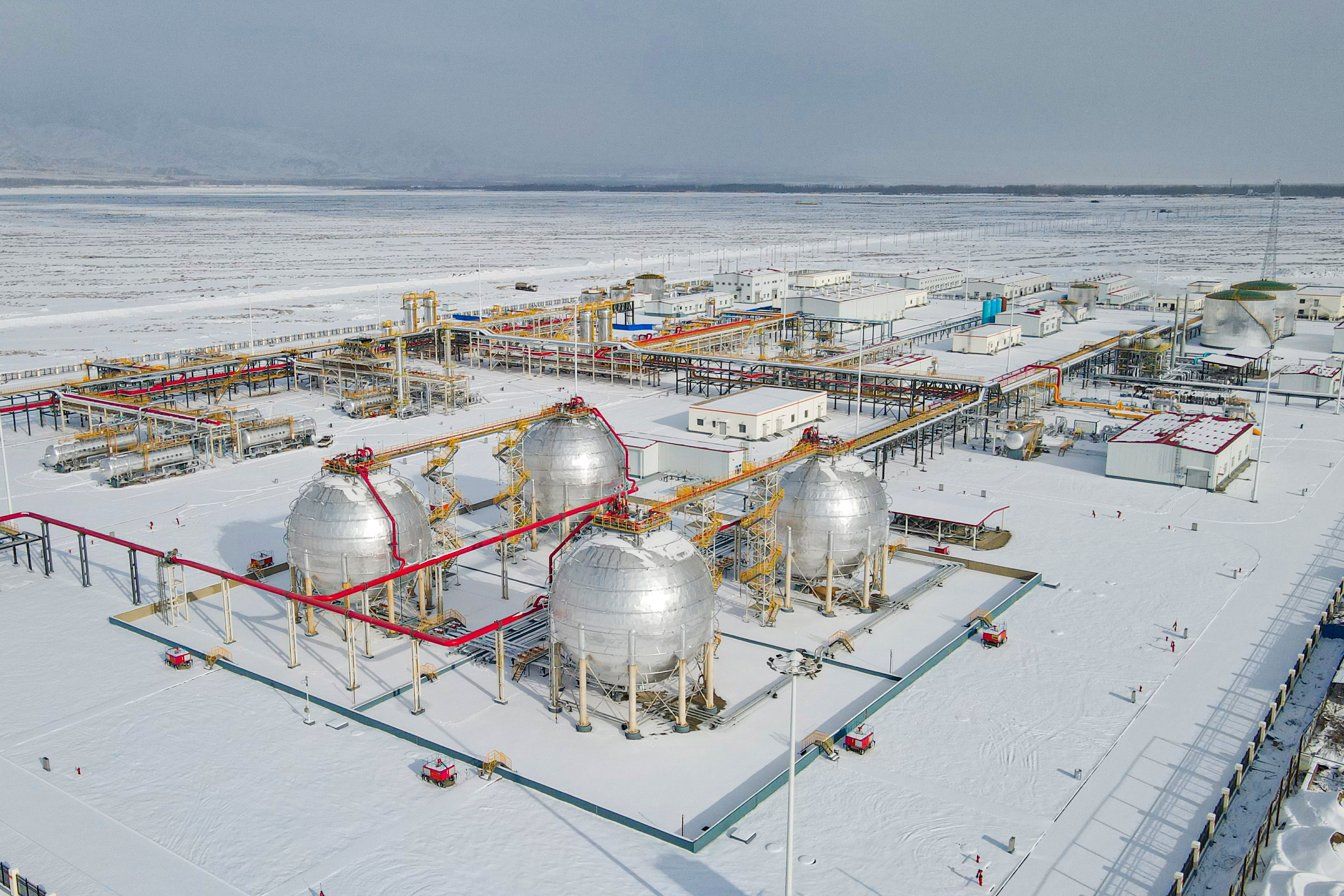 被大雪覆蓋的博孜天然氣處理廠.JPG