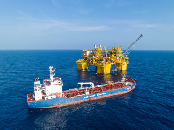 穿梭油輪正在與“深海一號(hào)”能源站對(duì)接輸油。受訪者供圖