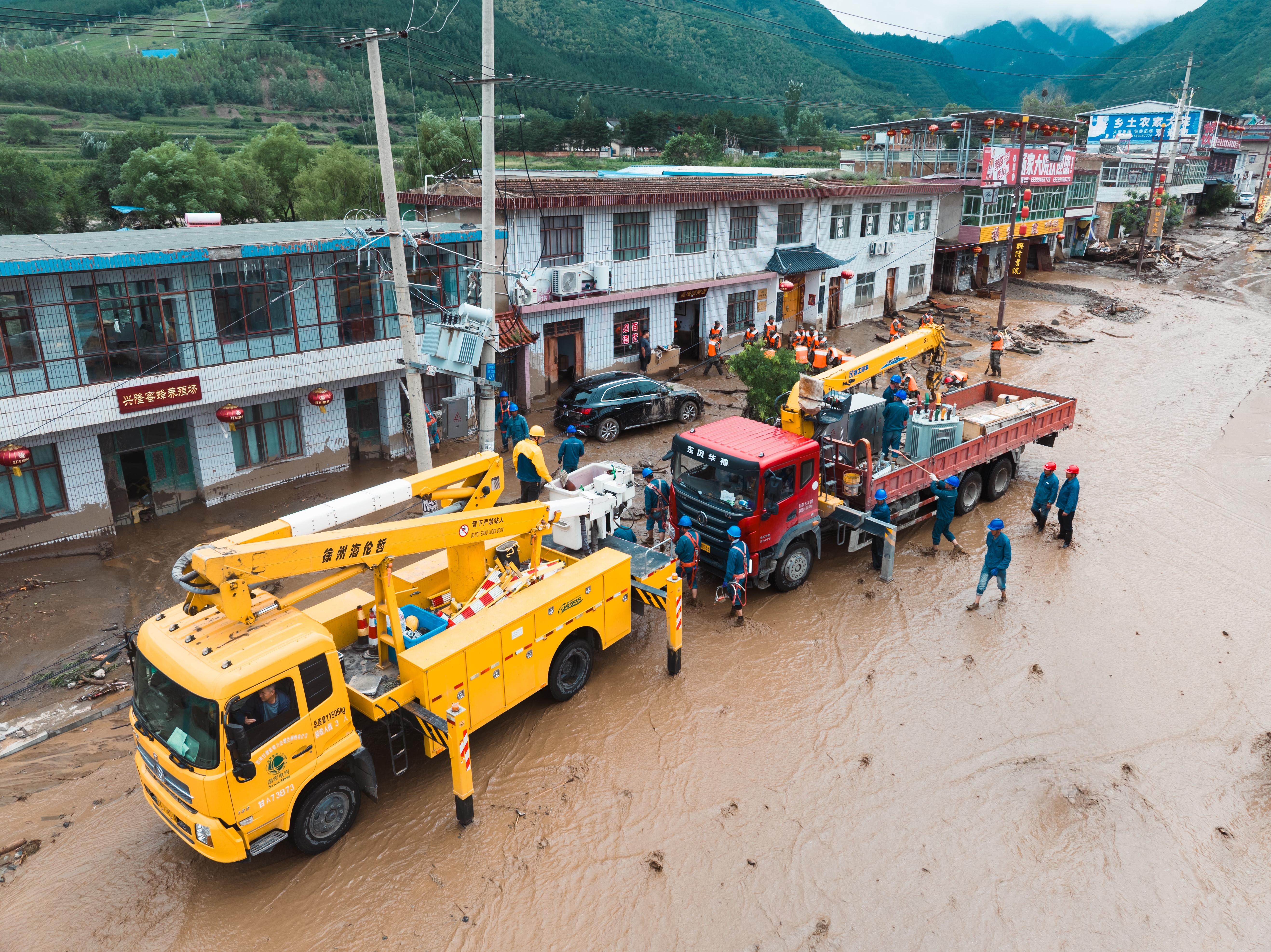 8月8日，國網(wǎng)蘭州供電公司搶修人員在榆<span id=