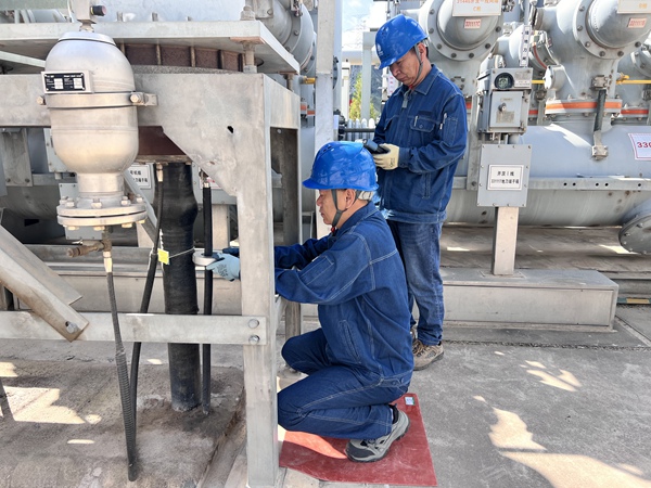劉家峽水電廠試驗班人員在戶外330千伏開關(guān)站電氣設(shè)備開展帶電檢測工作，“診斷”設(shè)備運行狀態(tài)。章文婷攝 600.jpg