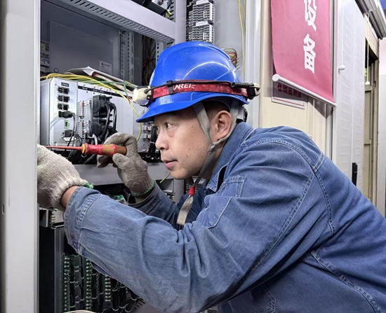 劉家峽水電廠譚斌進(jìn)行故障錄波器更換后的接線檢查 550.jpg