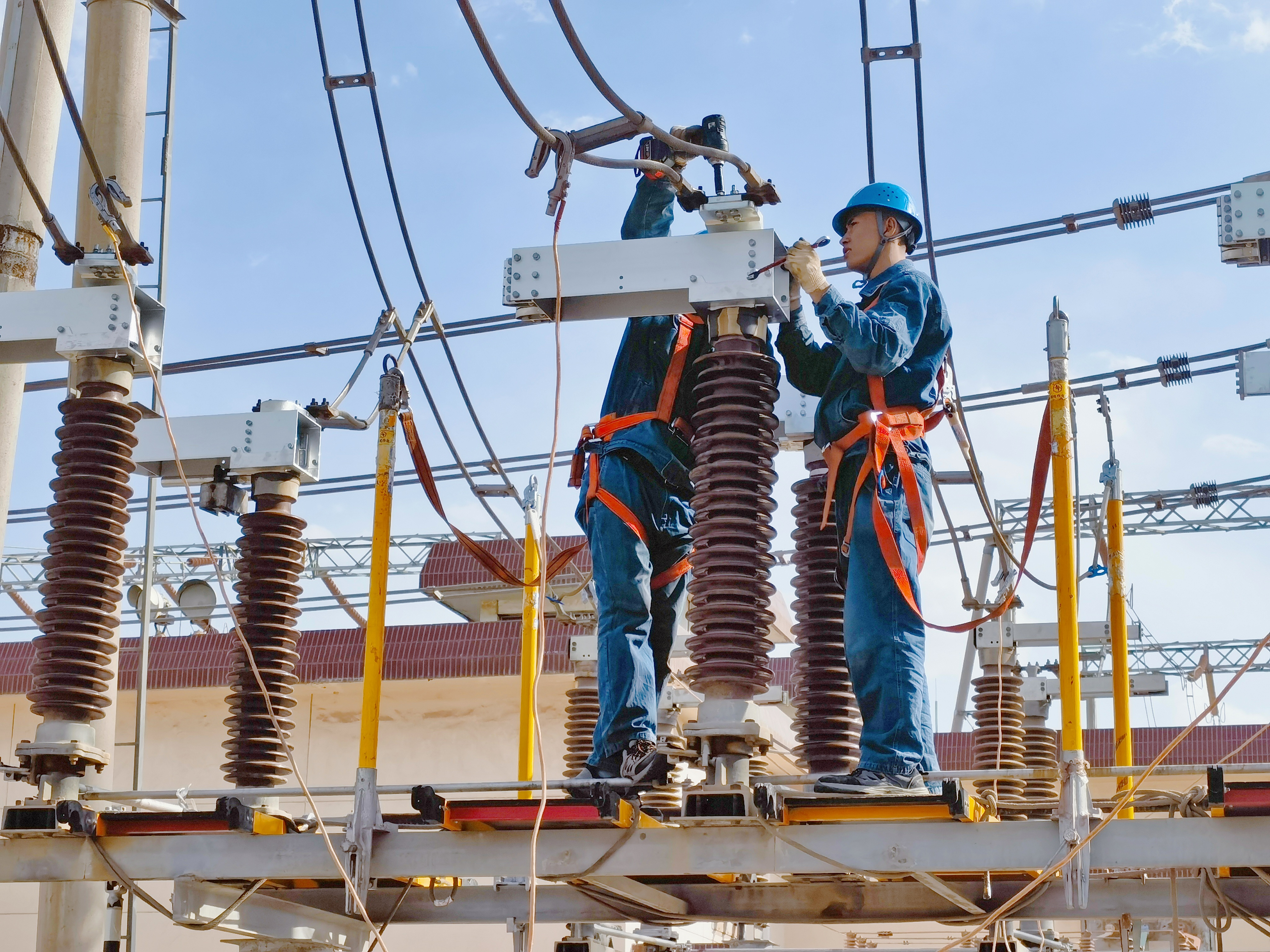 國網(wǎng)蘭州供電公司變電檢修中心員工在330千伏和平變電站開展刀閘導(dǎo)電部分更換工作。王暉攝 (2).jpg
