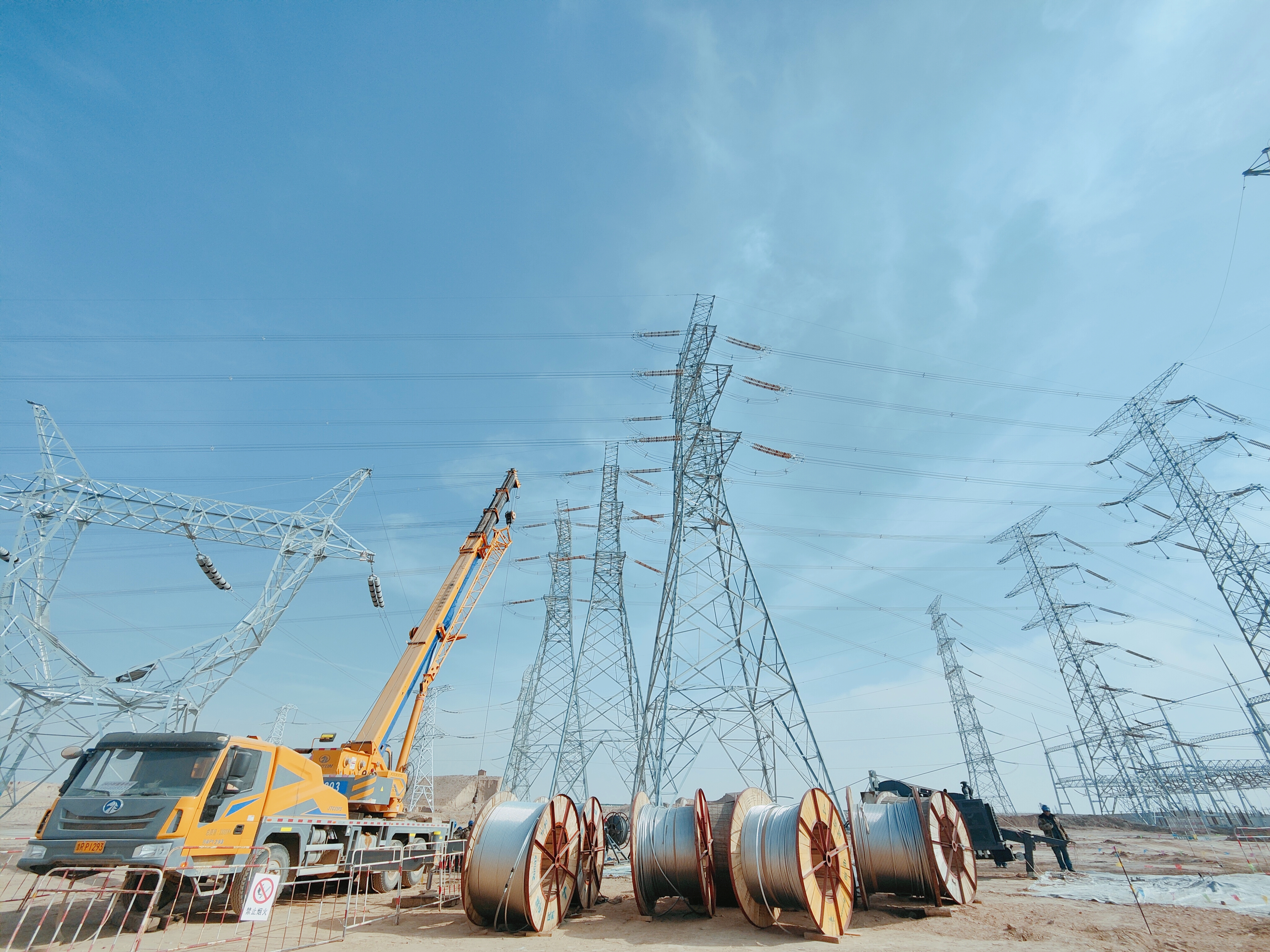 20240118國(guó)網(wǎng)蘭州供電公司倚能集團(tuán)員工在蘭張三四線330千伏外部供電工程施工現(xiàn)場(chǎng)開(kāi)展導(dǎo)地線展放作業(yè)。史雙絢攝.jpg