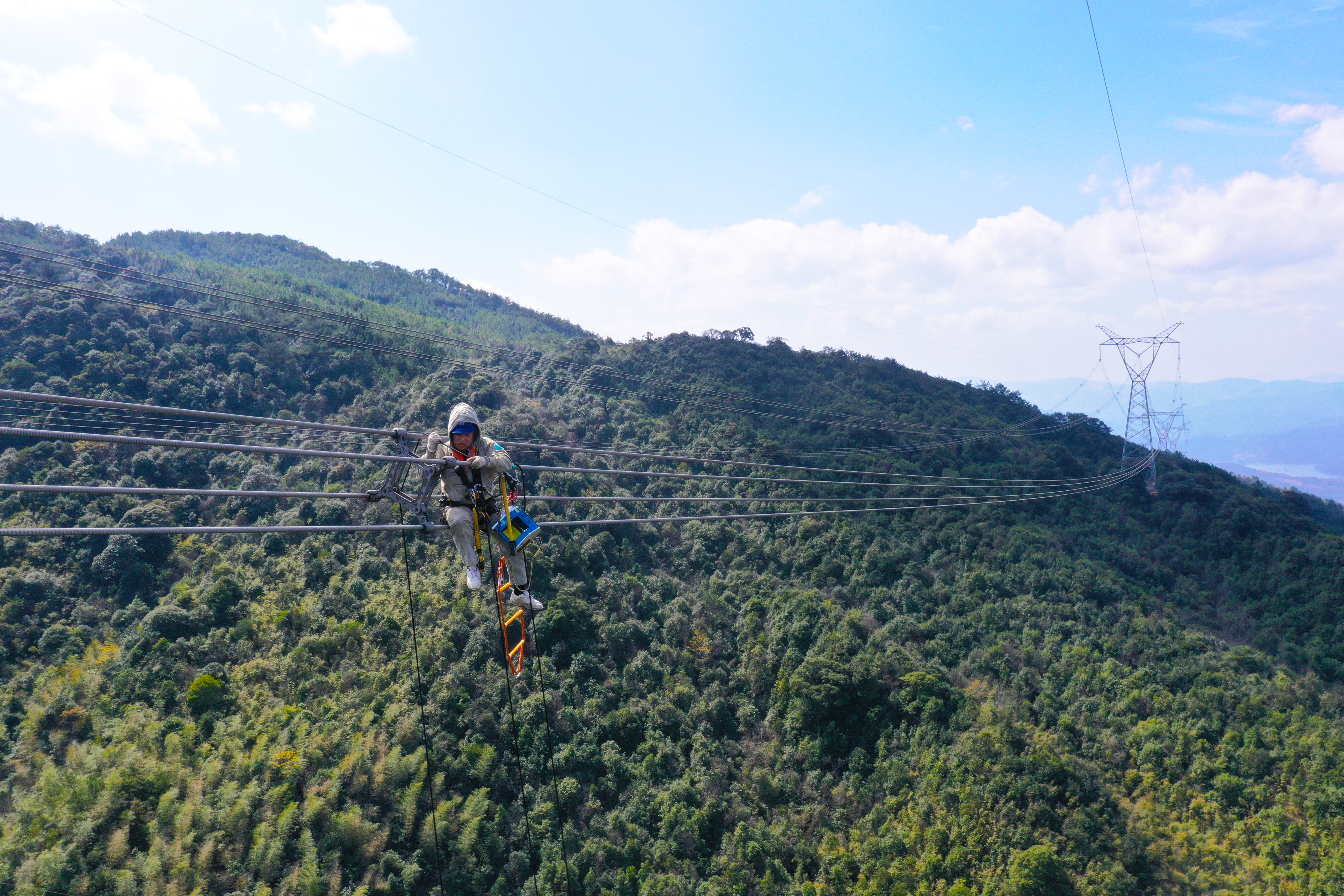 2月21日國網(wǎng)福州供電公司輸電帶電作業(yè)班在福建省福州市閩清縣桔林鄉(xiāng)尚德村500千伏榕三Ⅰ路74號塔至75號塔間的線路上帶電處理導(dǎo)線黏連隱患（陳德鈞）1.jpg