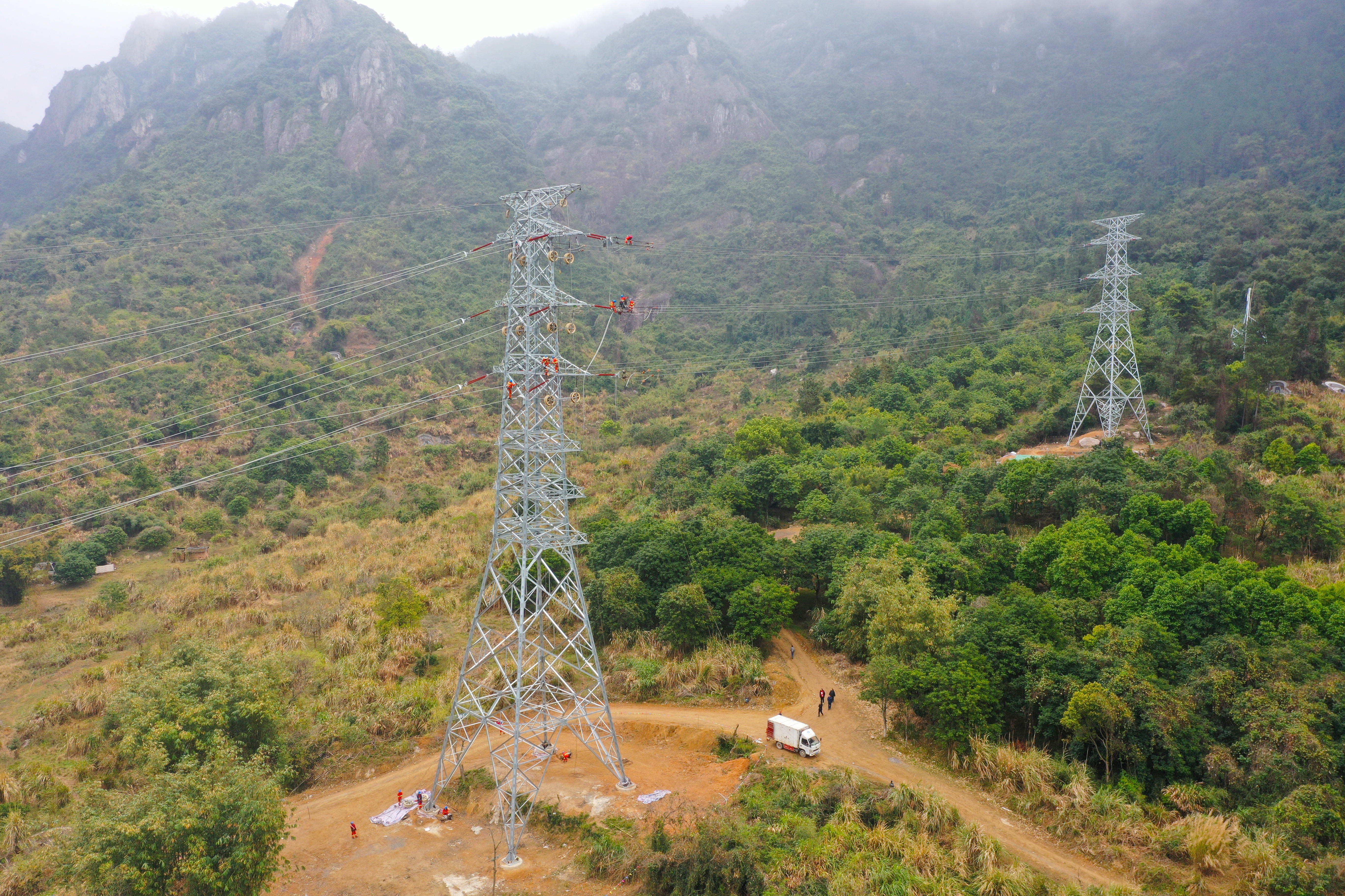 3月6日福建福州供電公司施工人員在福州市閩侯縣南通鎮(zhèn)鳳溪村220千伏東澤線4號(hào)塔上進(jìn)行架線施工（陳德鈞）3.jpg