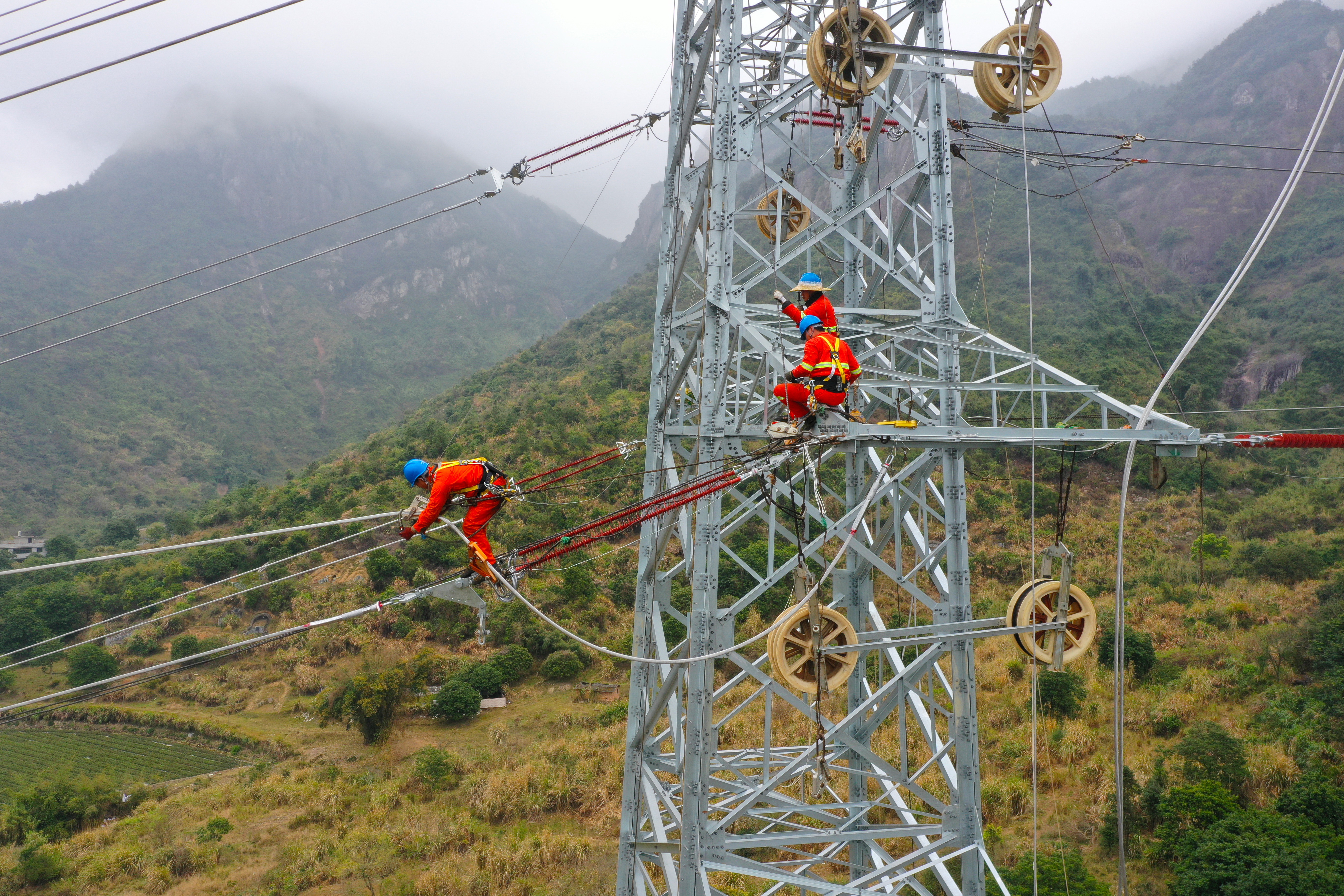 3月6日福建福州供電公司施工人員在福州市閩侯縣南通鎮(zhèn)鳳溪村220千伏東澤線4號(hào)塔上進(jìn)行架線施工（陳德鈞）5.jpg