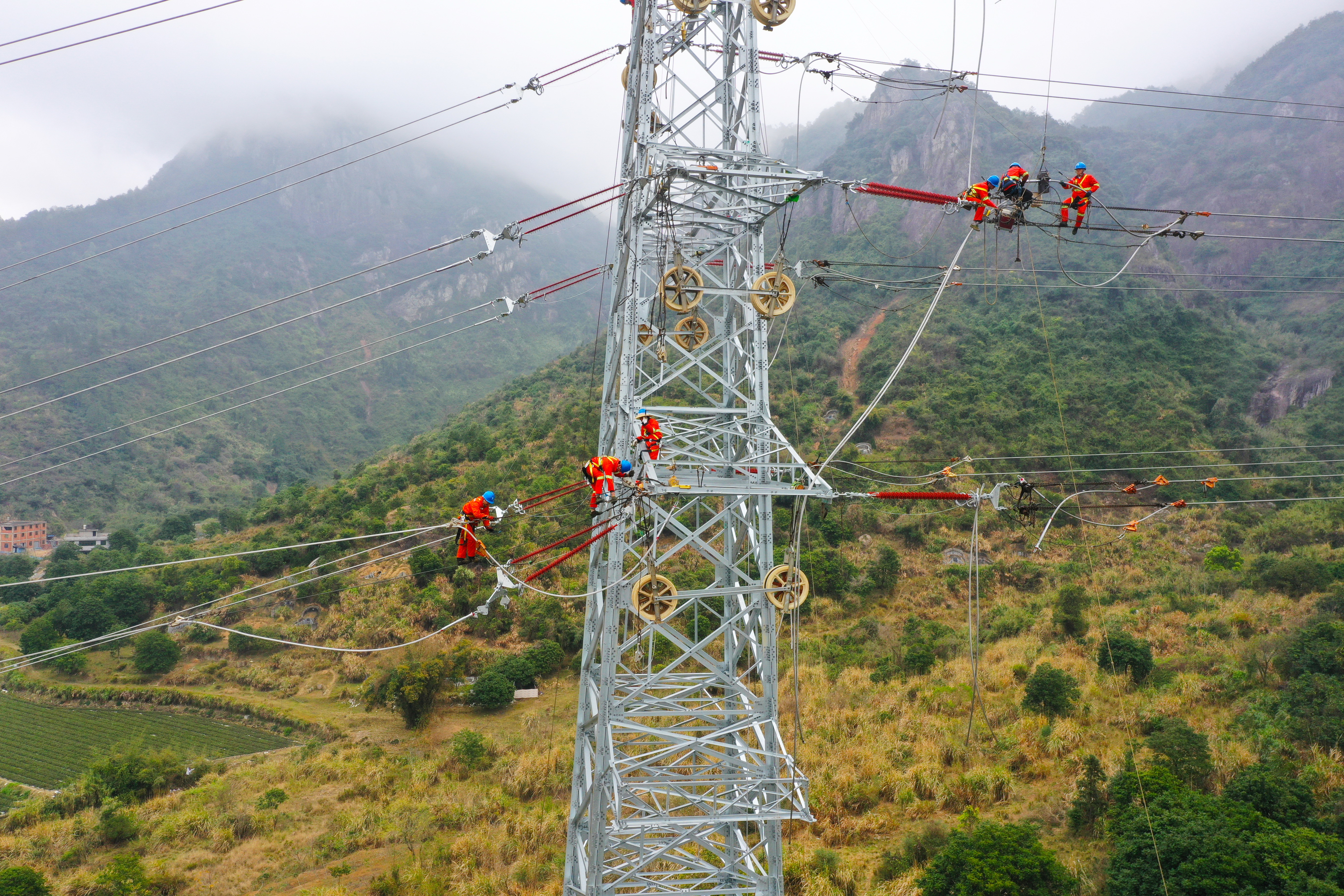 3月6日福建福州供電公司施工人員在福州市閩侯縣南通鎮(zhèn)鳳溪村220千伏東澤線4號(hào)塔上進(jìn)行架線施工（陳德鈞）6.jpg