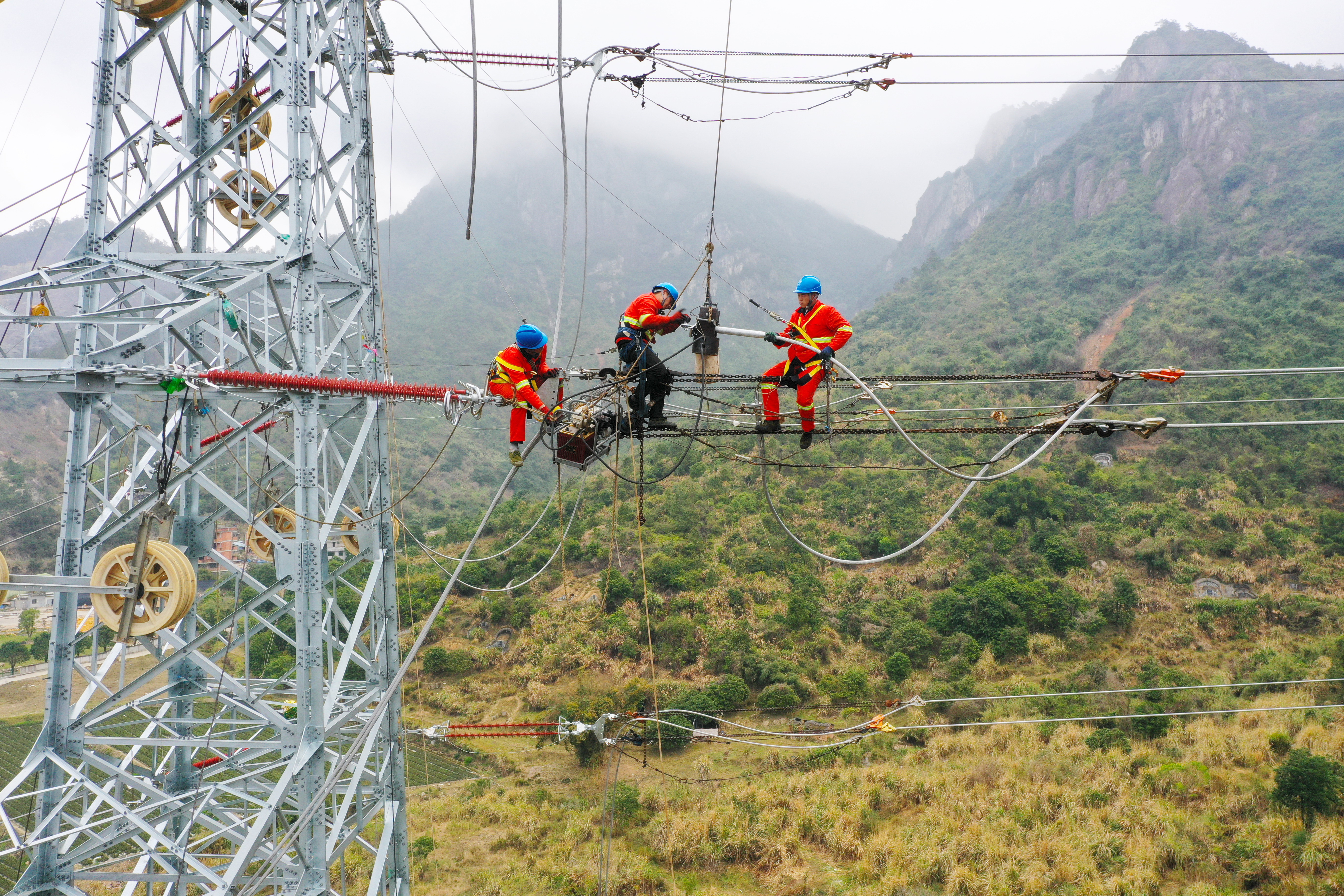 3月6日福建福州供電公司施工人員在福州市閩侯縣南通鎮(zhèn)鳳溪村220千伏東澤線4號(hào)塔上進(jìn)行架線施工（陳德鈞）7.jpg