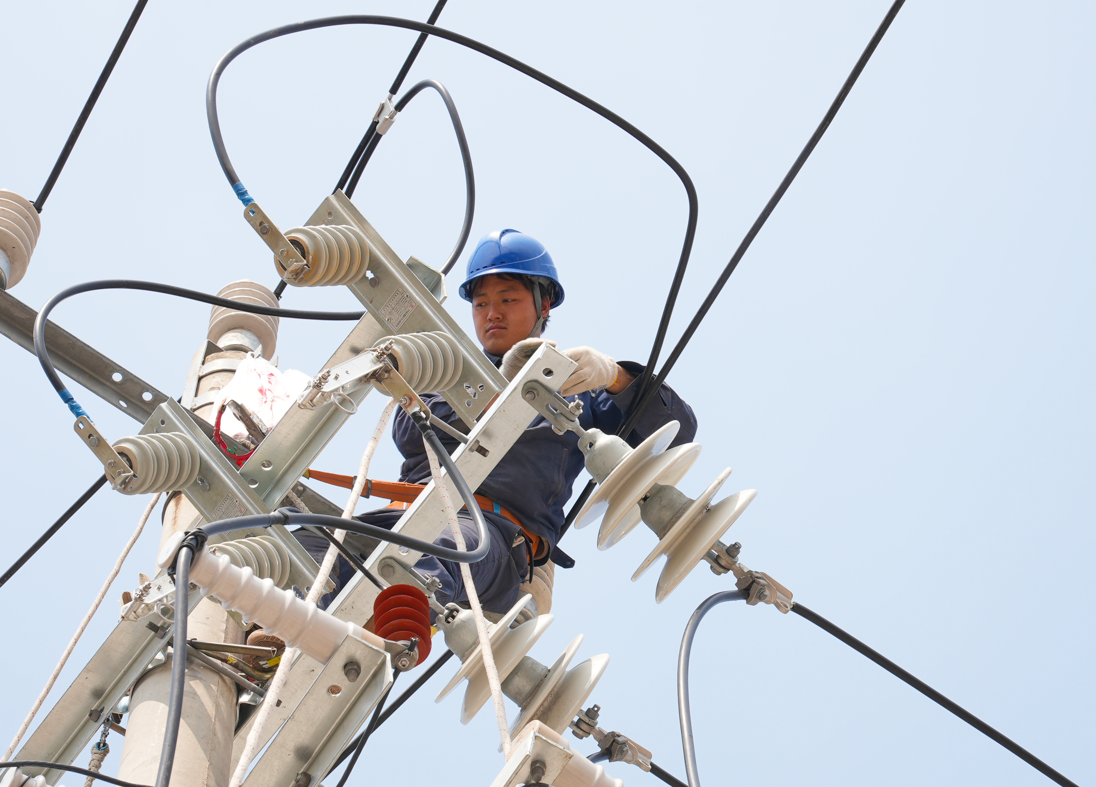 3月8日國(guó)網(wǎng)福州供電公司施工人員在福州市晉安區(qū)福光南路對(duì)10千伏遠(yuǎn)洋變651福光線進(jìn)行升級(jí)改造（陳德鈞）2.jpg