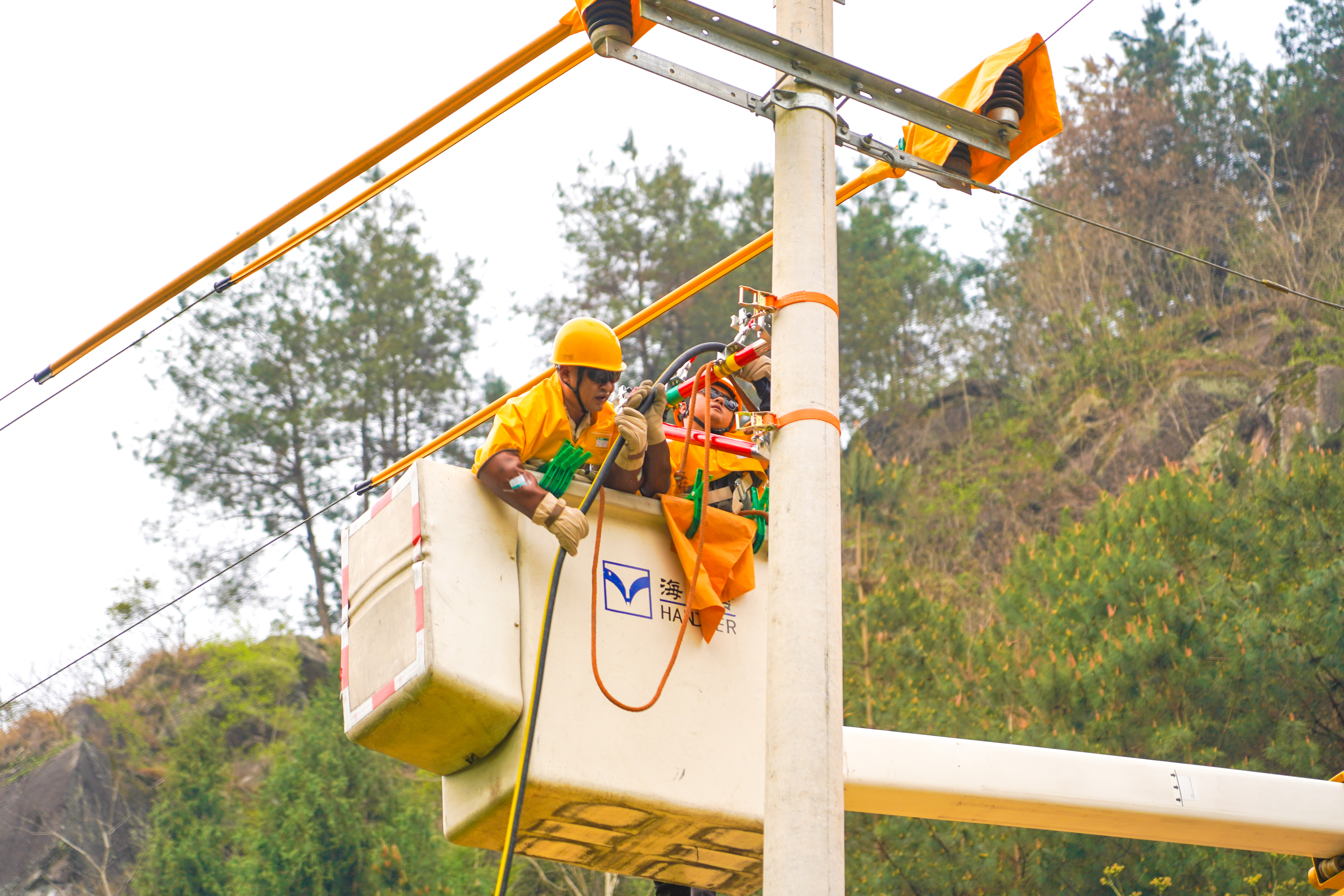 3月22日，國網(wǎng)重慶開州供電帶電作業(yè)人員將應(yīng)急電源車接入電網(wǎng)，保障客戶用電無憂。（安姚鑫 攝）.jpg