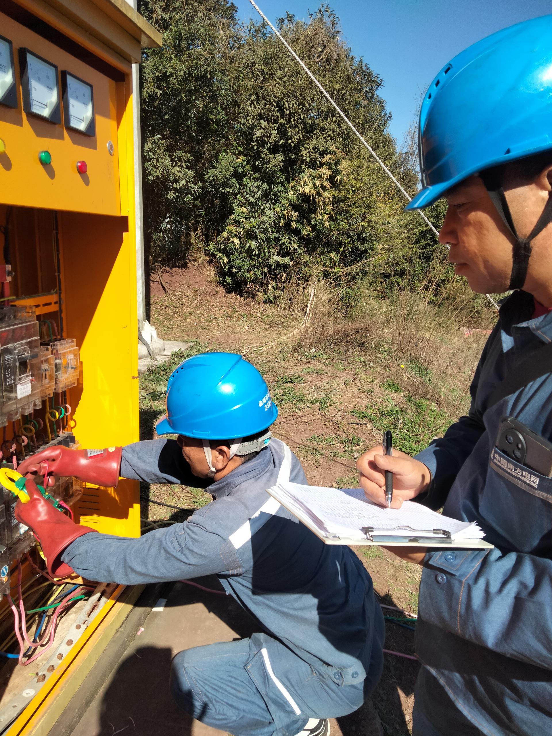 3月23日，南方電網(wǎng)云南曲靖麒麟供電局東山供電所工作人員再次檢查保點(diǎn)設(shè)備 (2).jpg