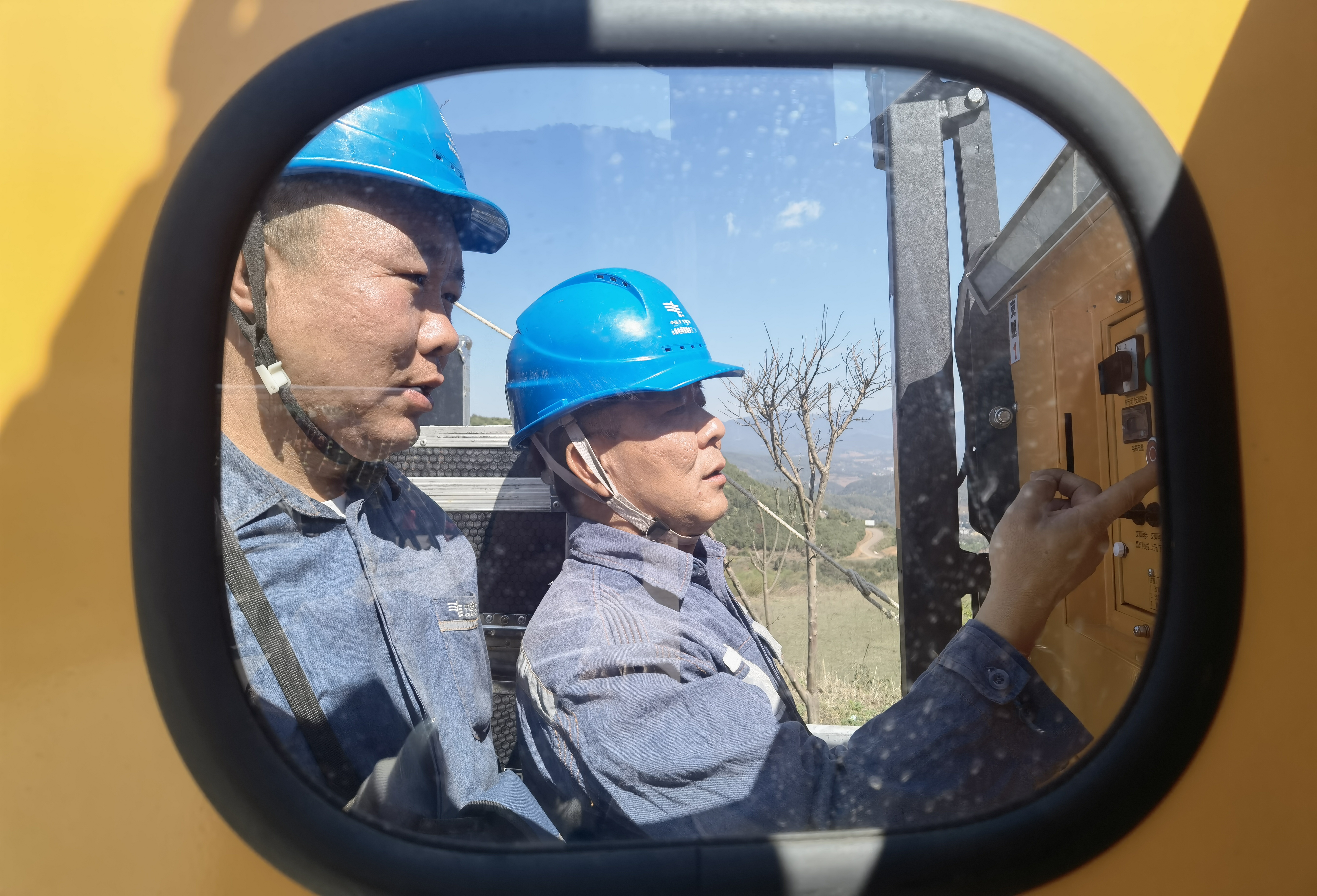 3月23日，南方電網(wǎng)云南曲靖麒麟供電局東山供電所工作人員再次檢查保點(diǎn)設(shè)備 (1).jpg