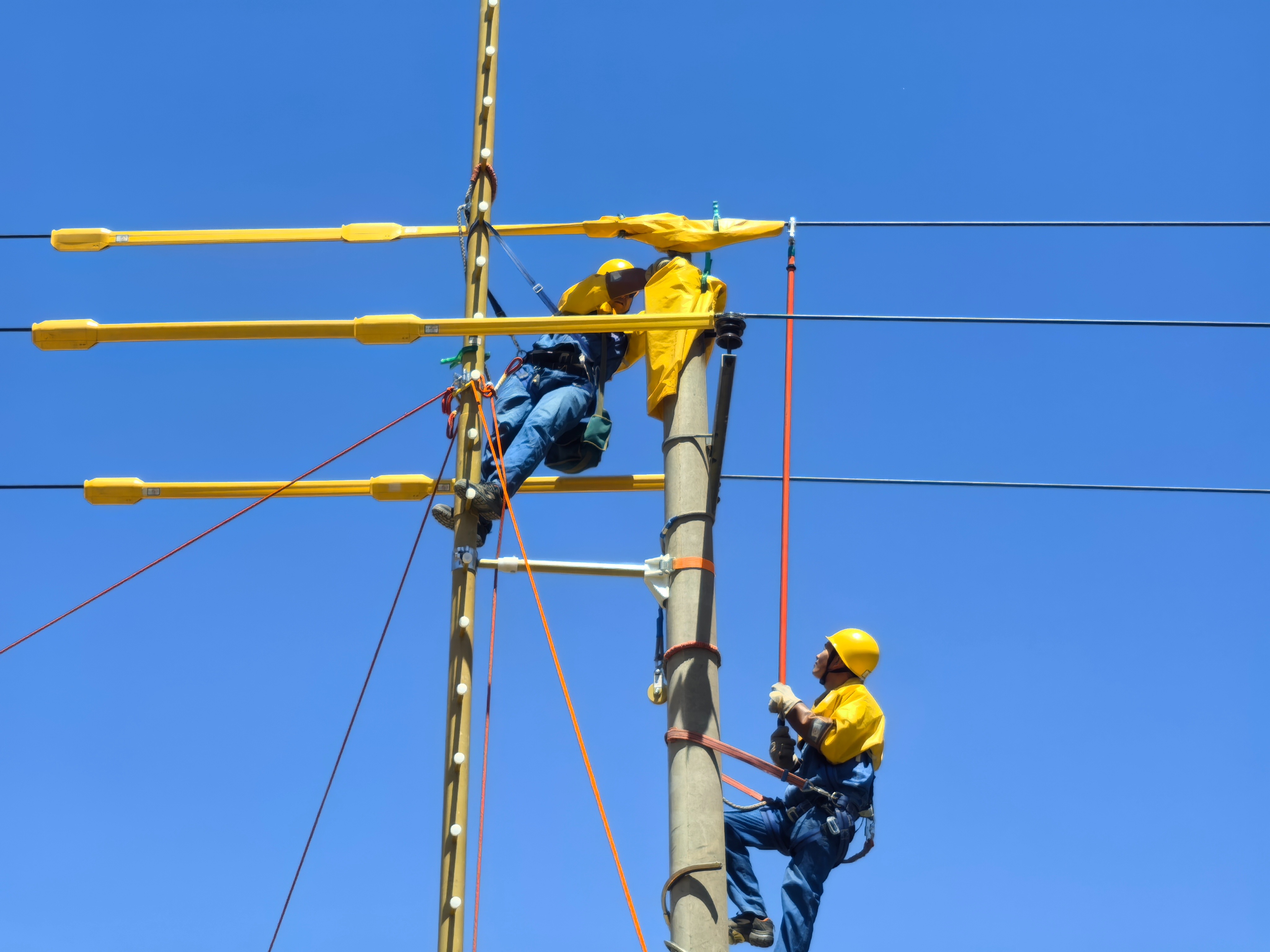 7月30日，國網(wǎng)蘭州永靖縣供電公司員工孔守錄、趙才讓利用絕緣蜈蚣梯安裝114陳井線110-16A號桿B相針式瓷瓶螺帽。（陳剛攝）.jpg