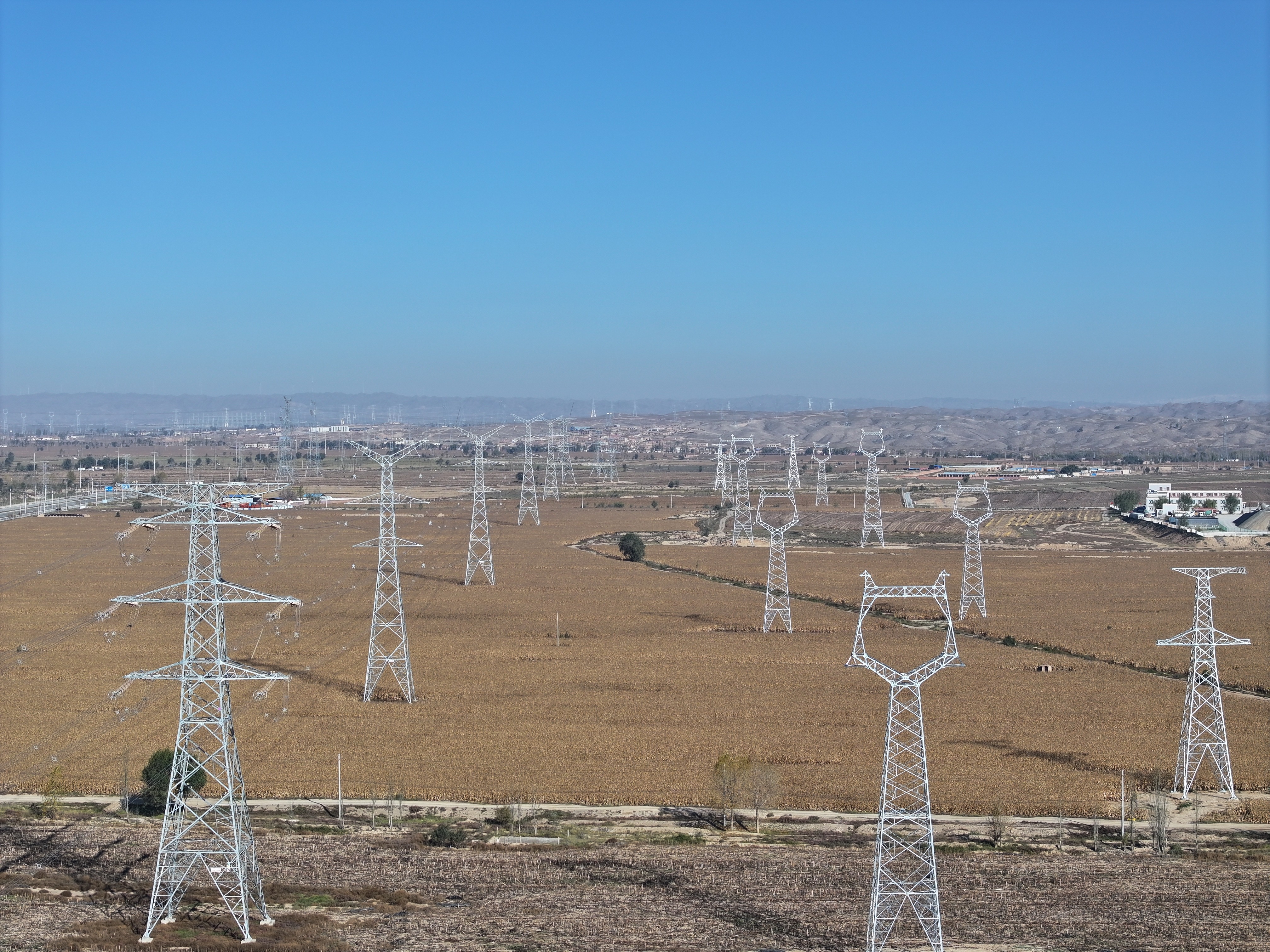國(guó)網(wǎng)蘭州供電公司330千伏甘露輸變電工程進(jìn)入驗(yàn)收投運(yùn)階段?；鹋d運(yùn)攝 (5).jpg